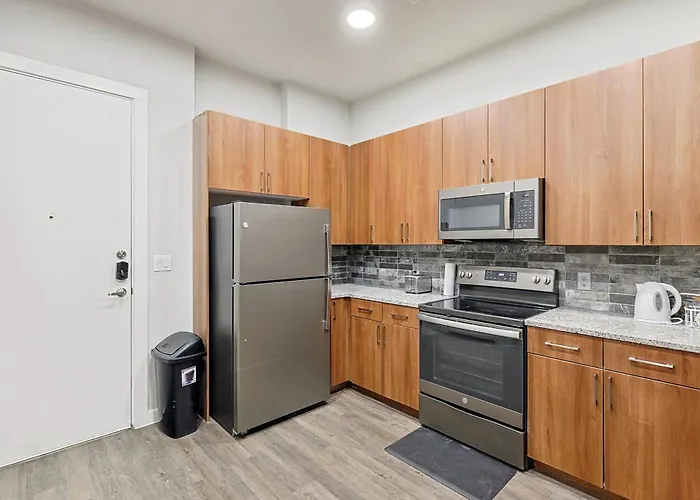 Elegant Downtown 1Bd Condo With Pool & Gym