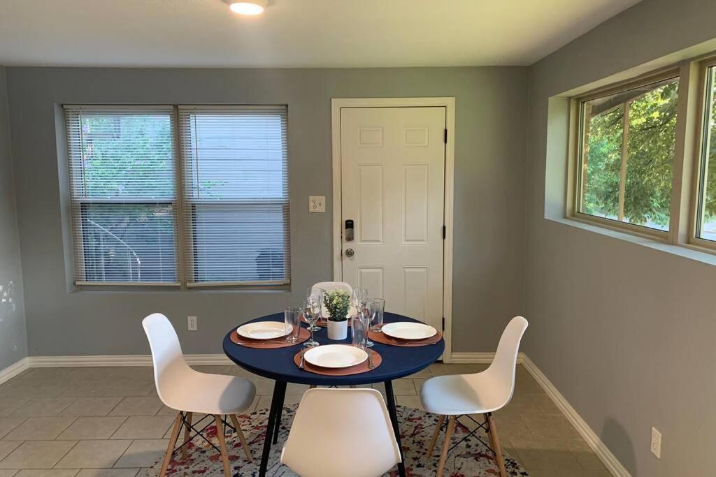 **min Frm Dwntwn Fort Worth*modern*cozy*townhome** Holiday home