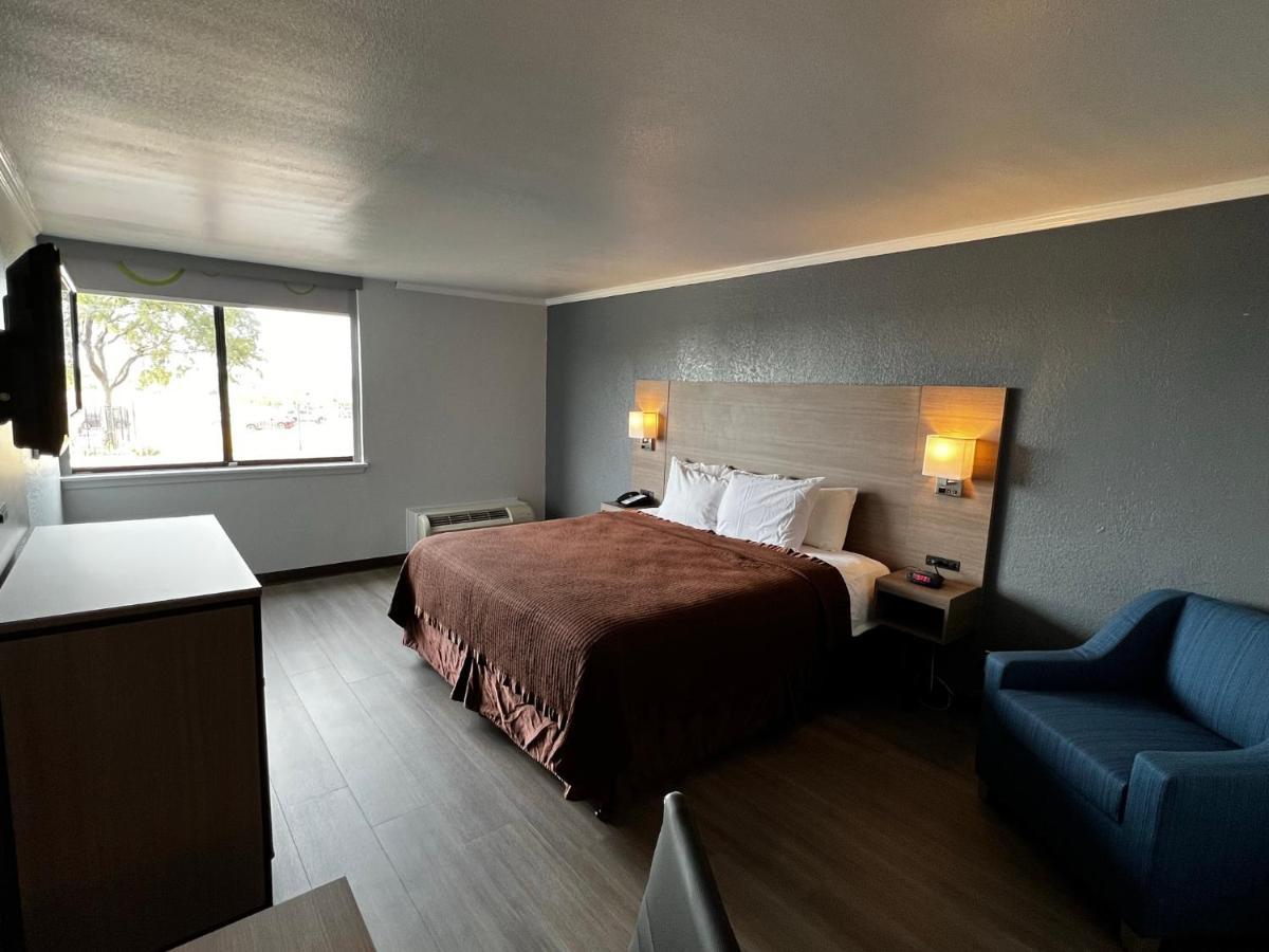 Super 8 By Wyndham Worth Entertainment District Hotel