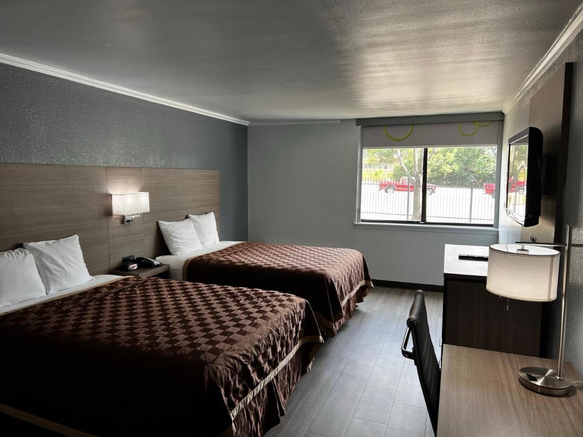 Super 8 By Wyndham Worth Entertainment District