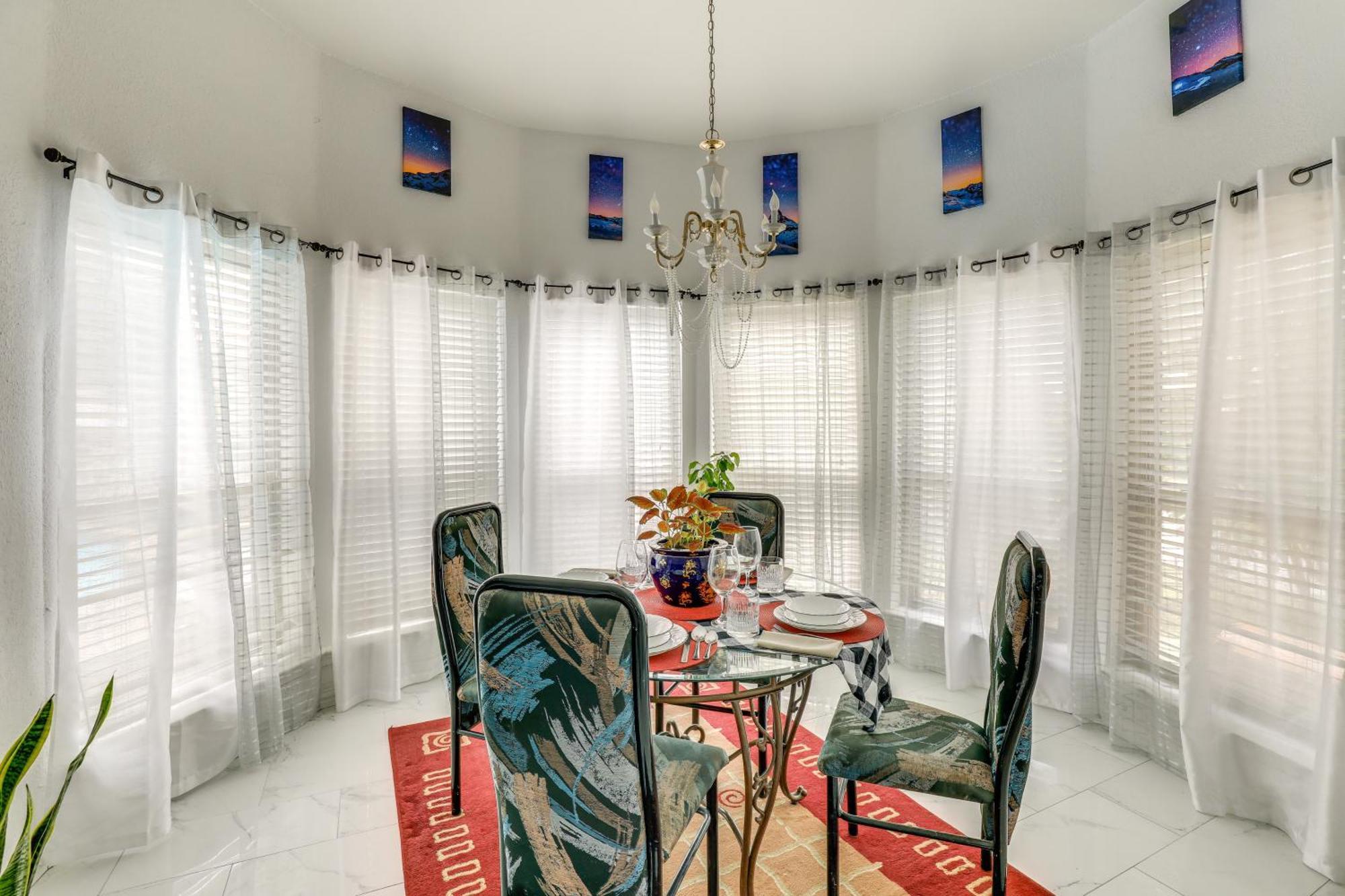 Casa de férias Luxe Worth Retreat With Pool, 11 Mi To Downtown *