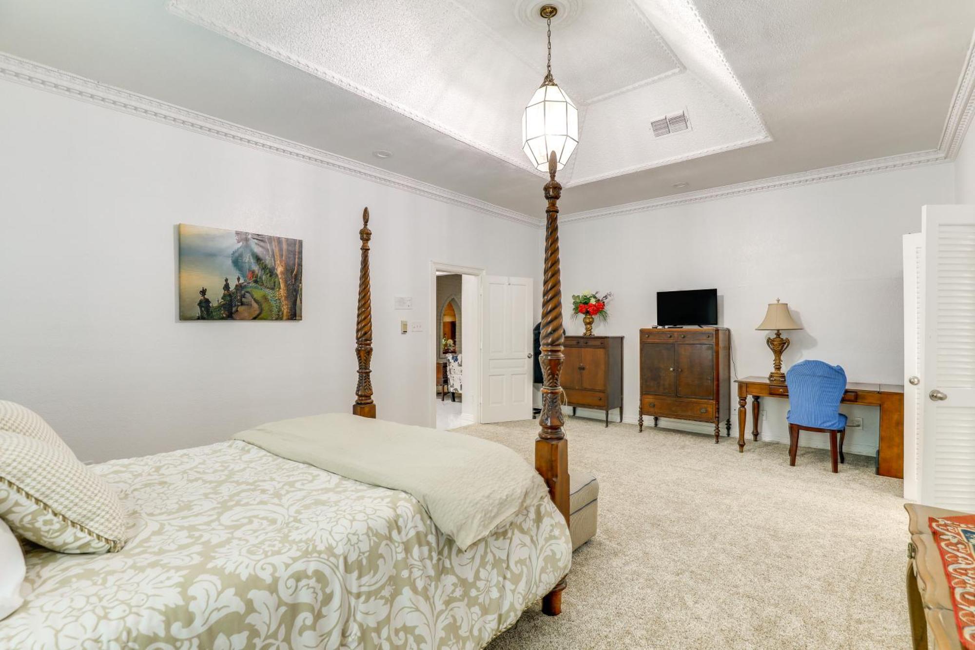 Luxe Worth Retreat With Pool, 11 Mi To Downtown