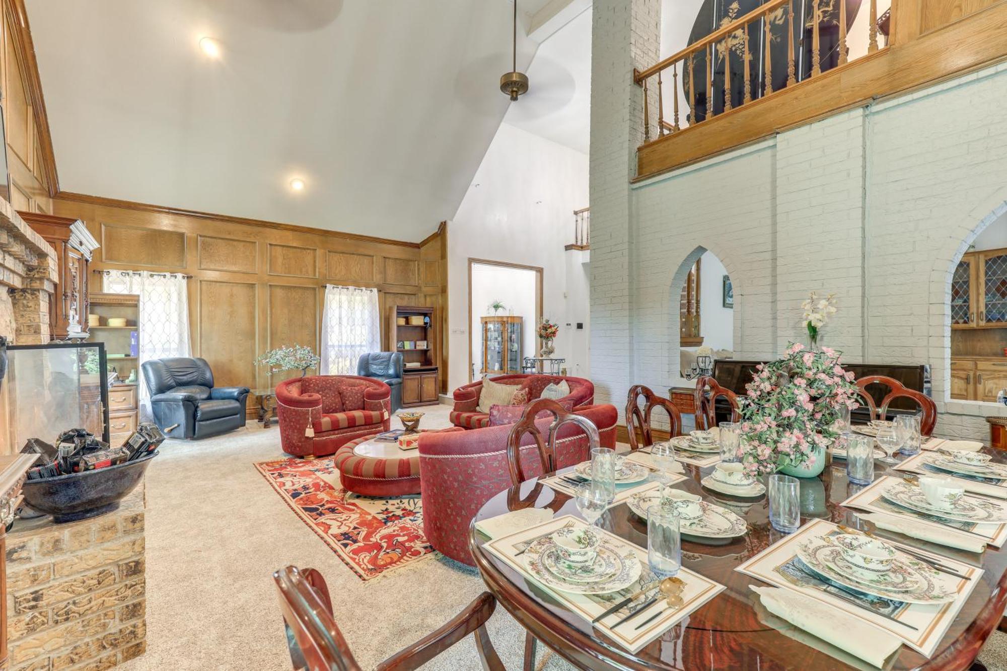 Casa de férias Luxe Worth Retreat With Pool, 11 Mi To Downtown Fort Worth