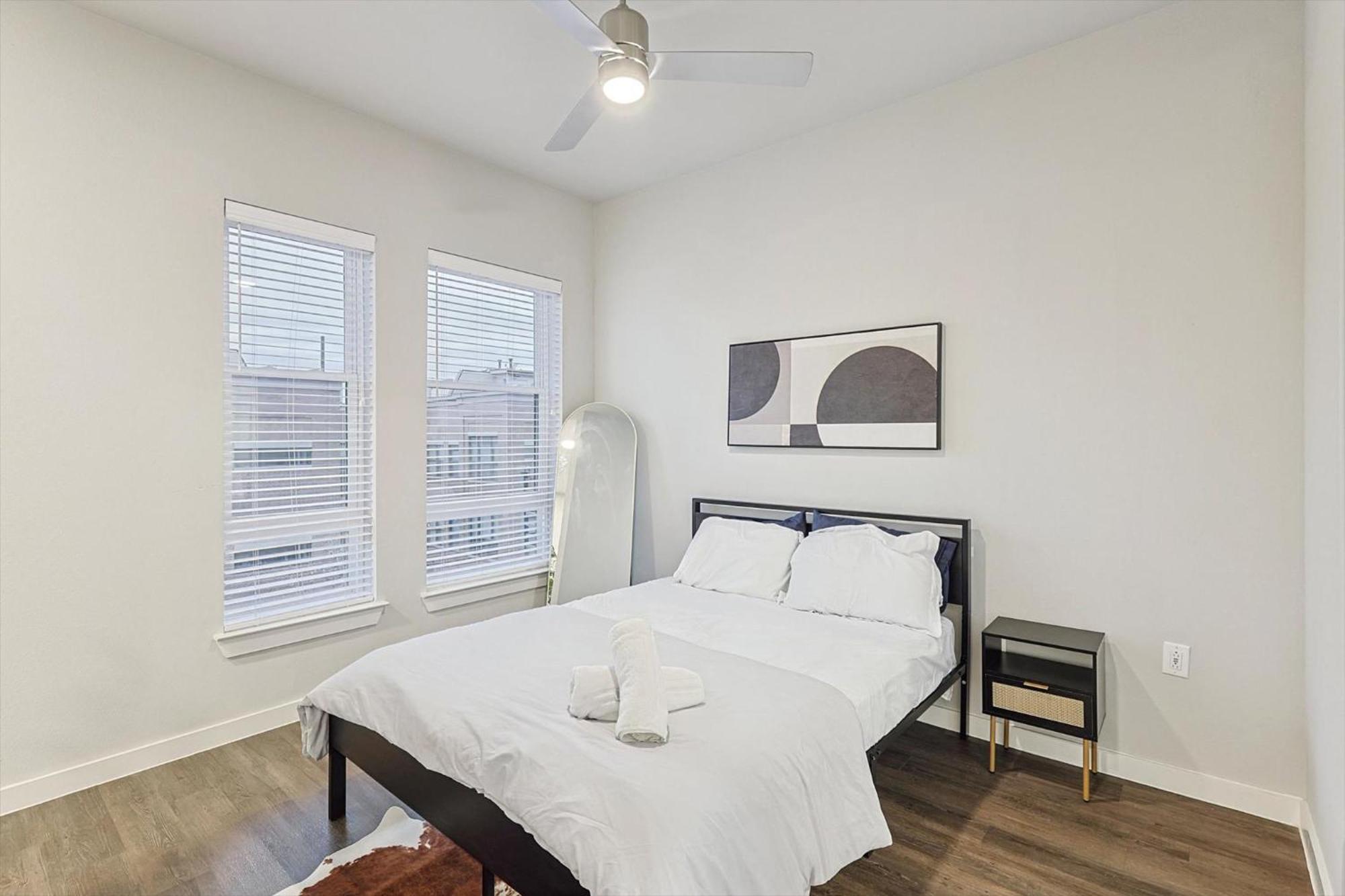 Elegant Downtown 1bd With Pool & Gym