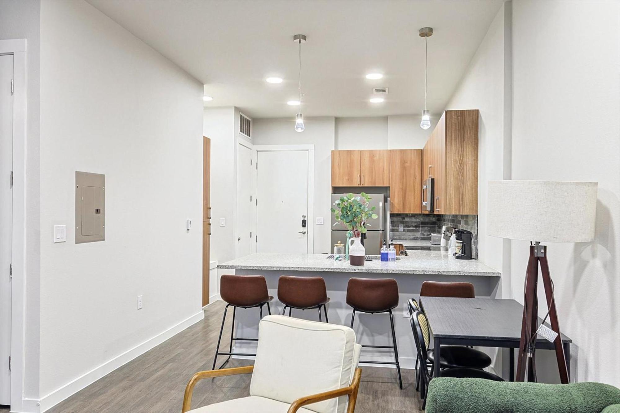 Elegant Downtown 1bd With Pool & Gym