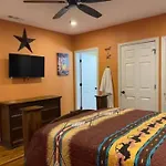 Stockyards!-1 Block Away ! Cowboy Cottage Sleeps 9