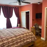 Stockyards!-1 Block Away ! Cowboy Cottage Sleeps 9