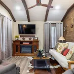 Stockyards 5 Mins!-New!-Sleeps 8. Cowboy Bungalow