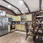Stockyards 5 Mins!-New!-Sleeps 8. Cowboy Bungalow