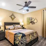 Stockyards 5 Mins!-New!-Sleeps 8. Cowboy Bungalow