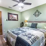 Stockyards 5 Mins!-New!-Sleeps 8. Cowboy Bungalow
