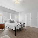 Mistletoe Heights Bungalow