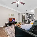 Lavish Retreat 2Br, 2Ba Pool