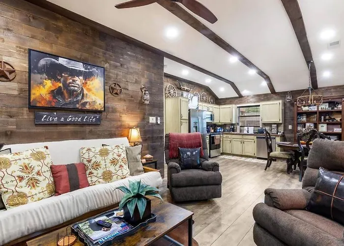 Stockyards 5 Mins!-New!-Sleeps 8. Cowboy Bungalow