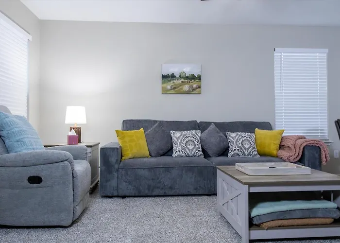 Beautiful Home Quiet Area 30 Days Minimum Stay