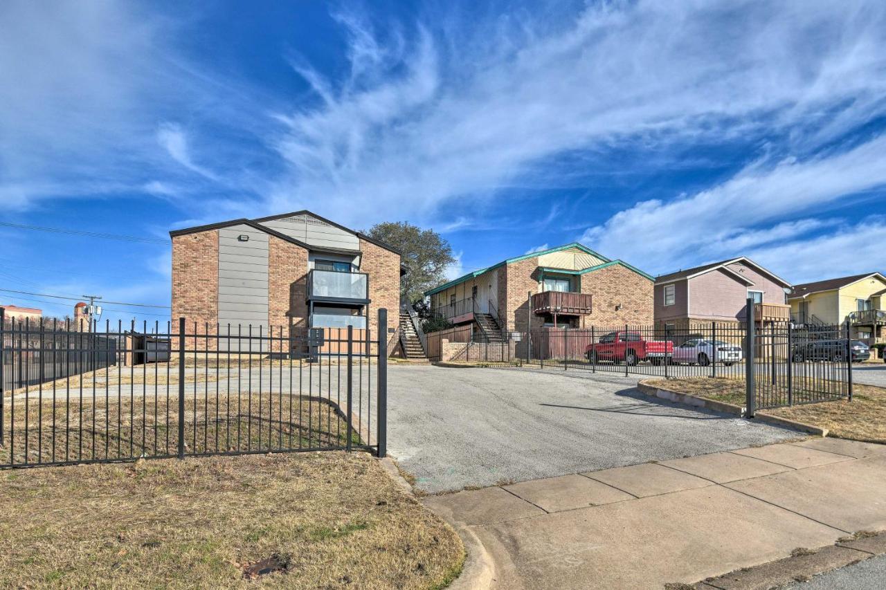 Rustic Worth Abode With Balcony, Near Downtown! Apartment *