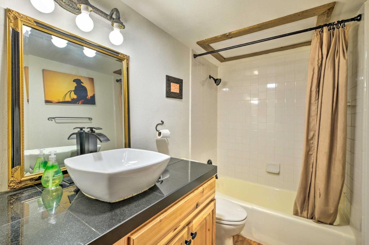 Rustic Worth Abode With Balcony, Near Downtown! Apartment Fort Worth