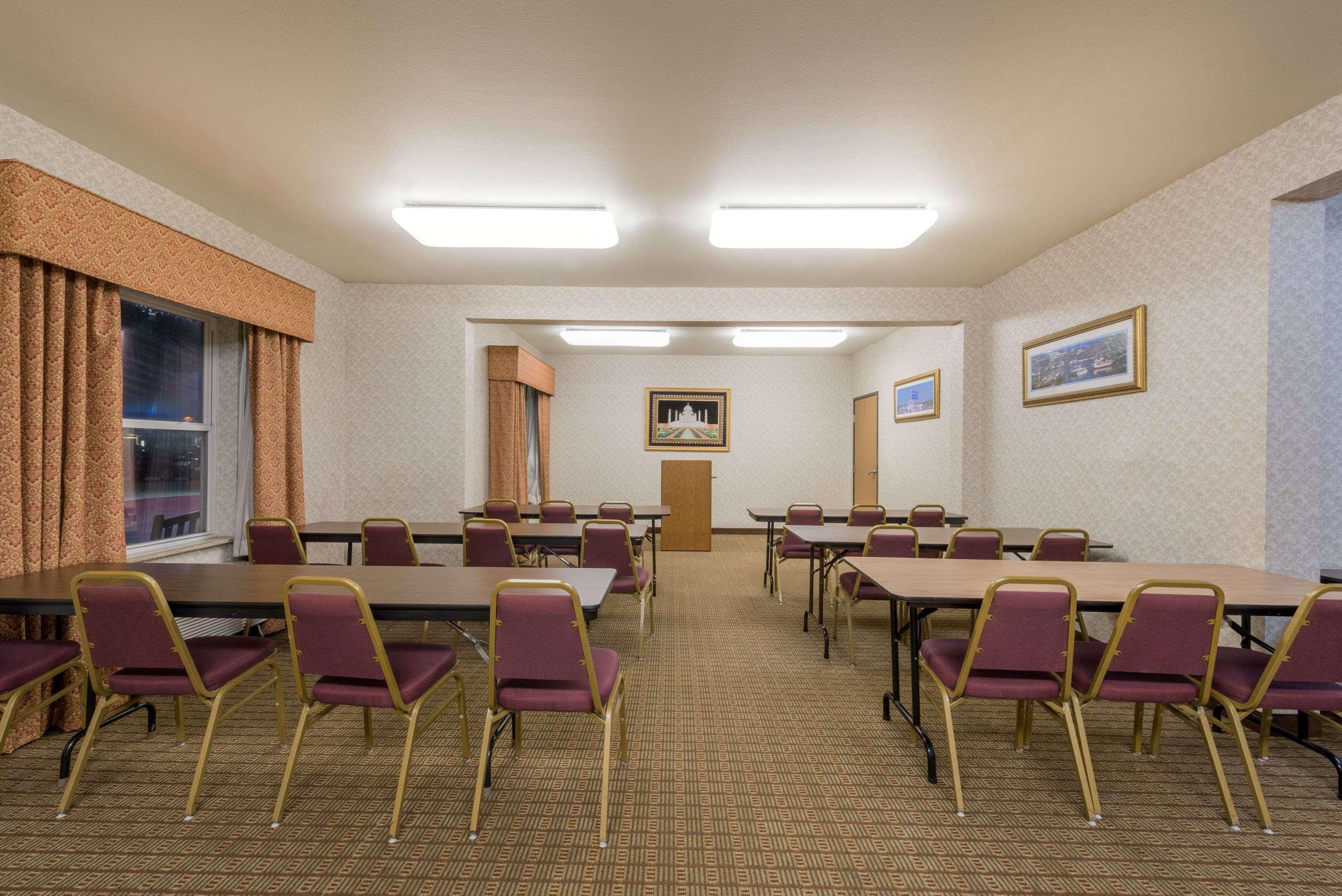 Super 8 By Wyndham Worth Stockyards Hotel