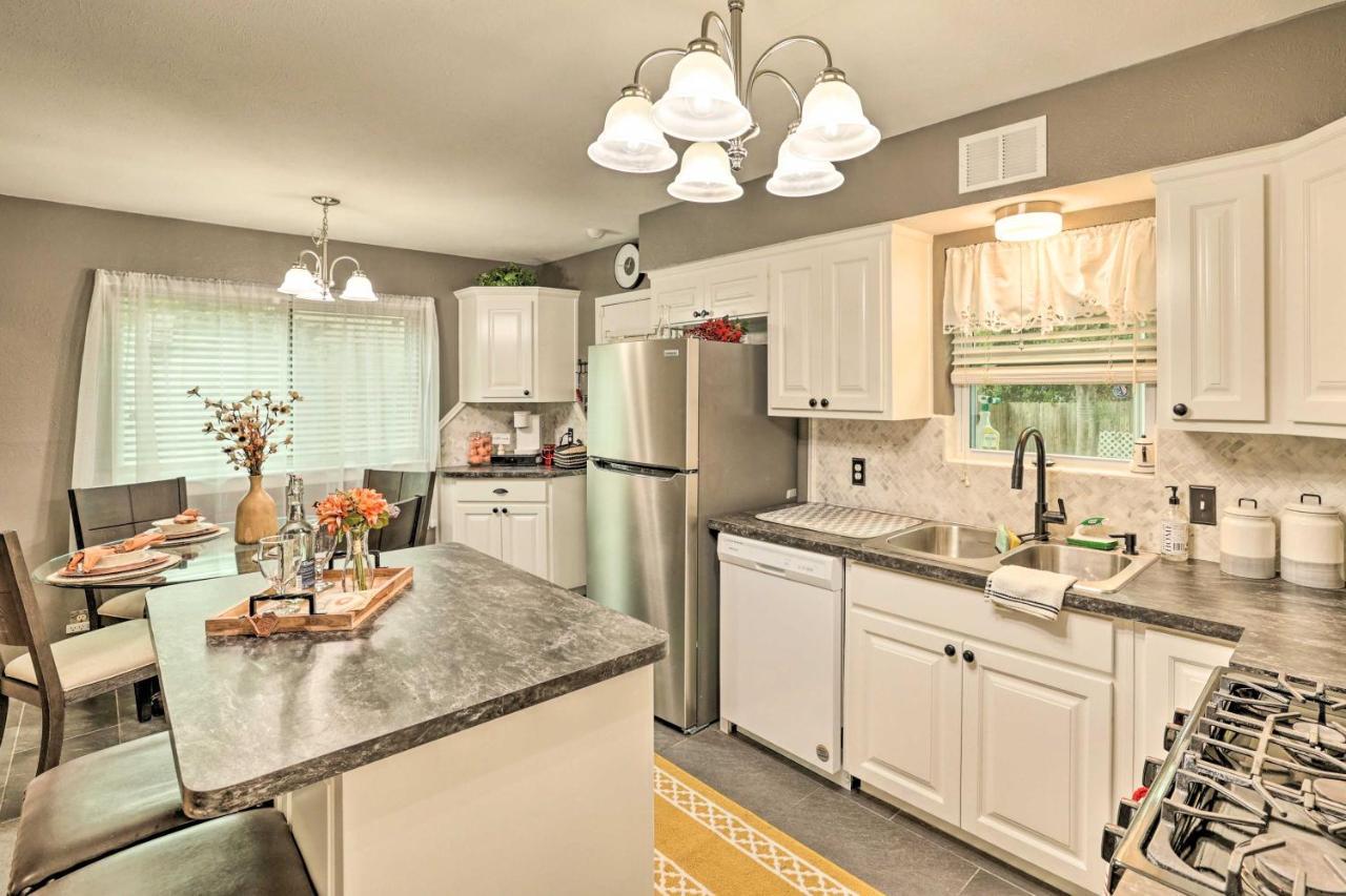 Holiday home Worth Retreat With Fenced Yard And Fire Pit! Fort Worth