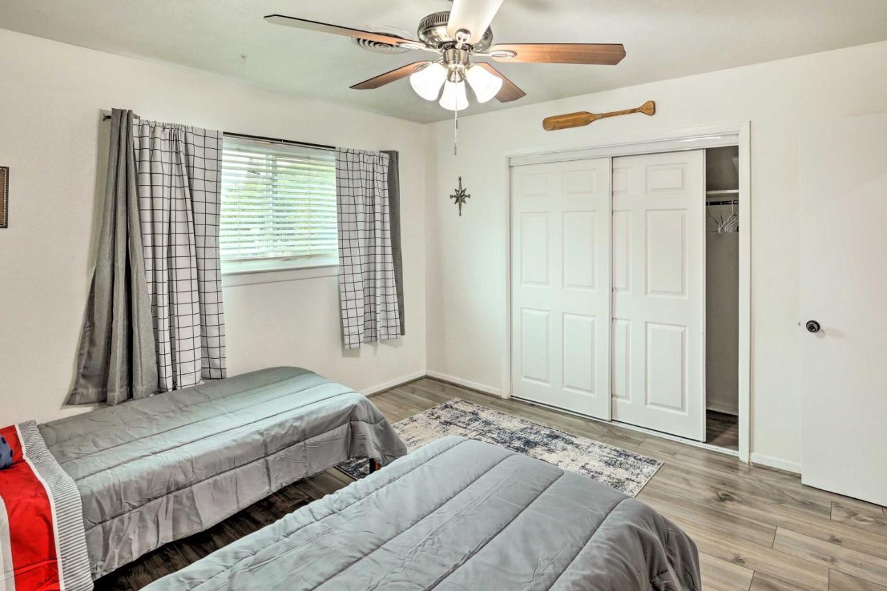 Holiday home Worth Retreat With Fenced Yard And Fire Pit! Fort Worth
