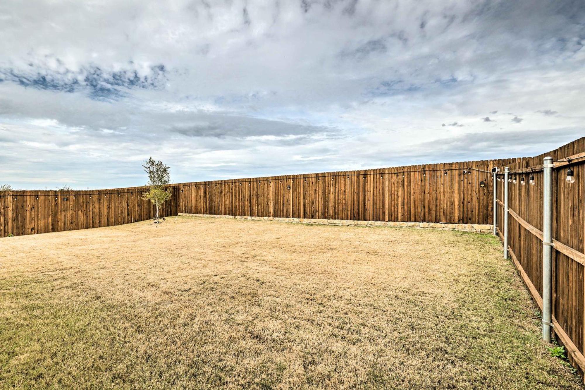 Holiday home Sleek Worth With Covered Patio! Fort Worth