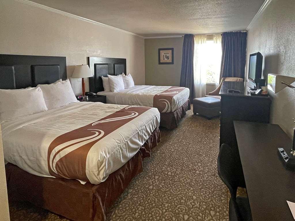 Quality Worth - Downtown East Inn 2*