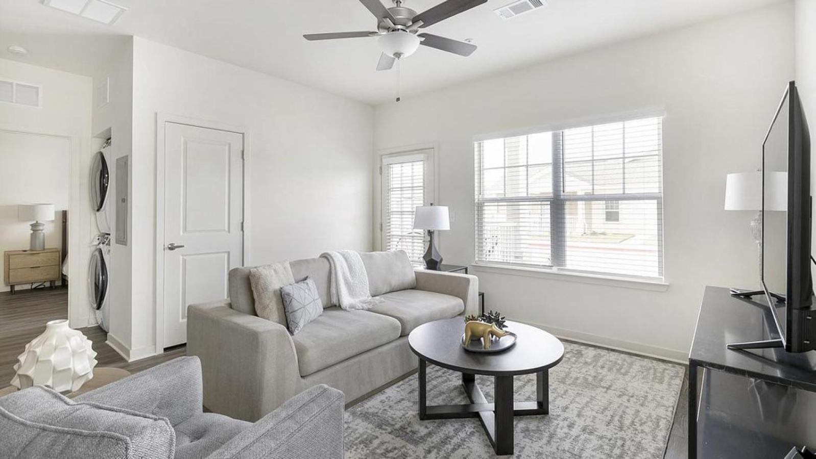 Landing Modern With Amazing Amenities Apartment
