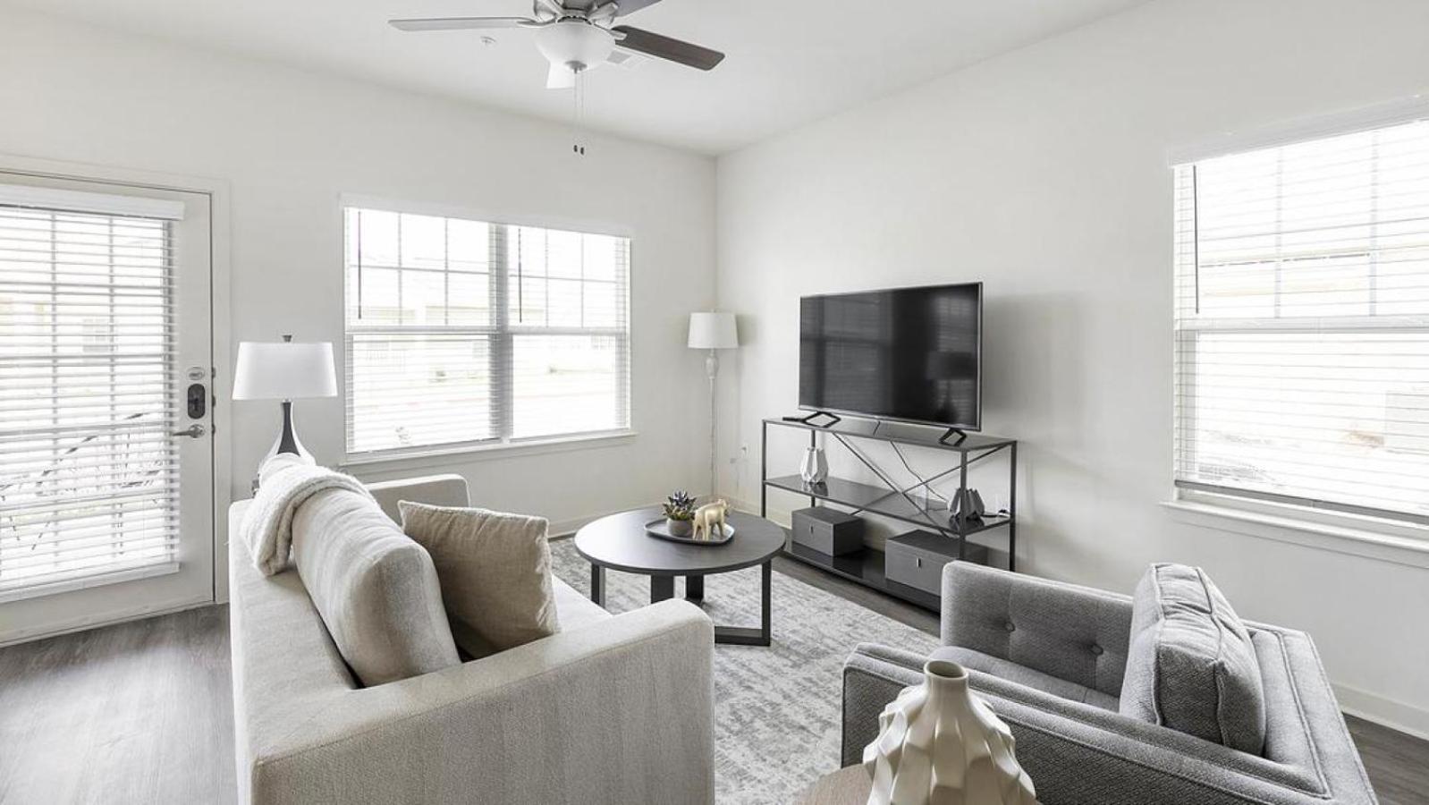 Landing Modern With Amazing Amenities *