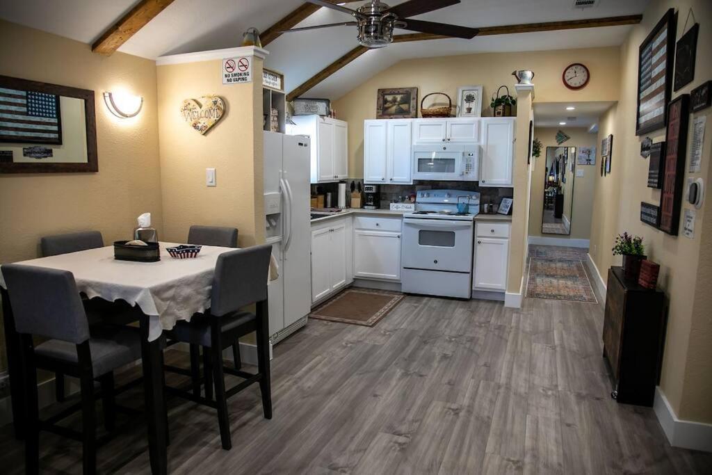 Stockyards Cowtown Outpost-less Than 4 Minutes To Stockyards-sleeps 8 *