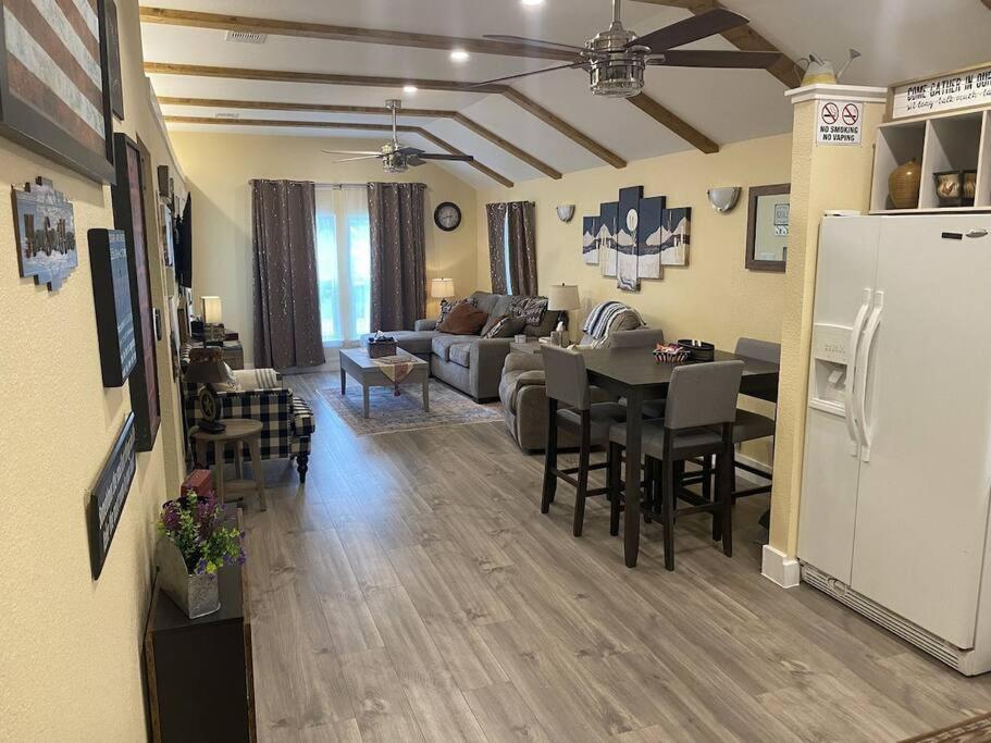Holiday home Stockyards Cowtown Outpost-less Than 4 Minutes To Stockyards-sleeps 8 *