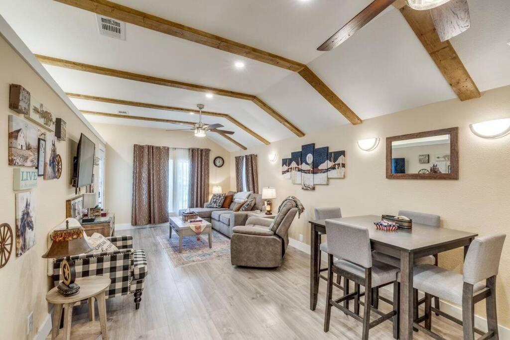 Stockyards Cowtown Outpost-less Than 4 Minutes To Stockyards-sleeps 8 Holiday home *