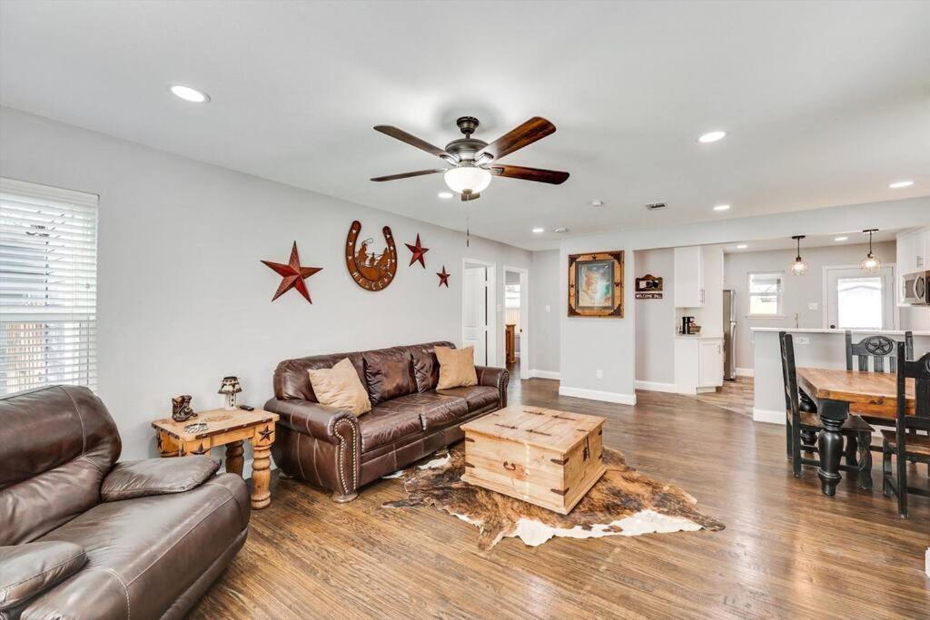 The Texas Experience Near The Stockyards! Holiday home