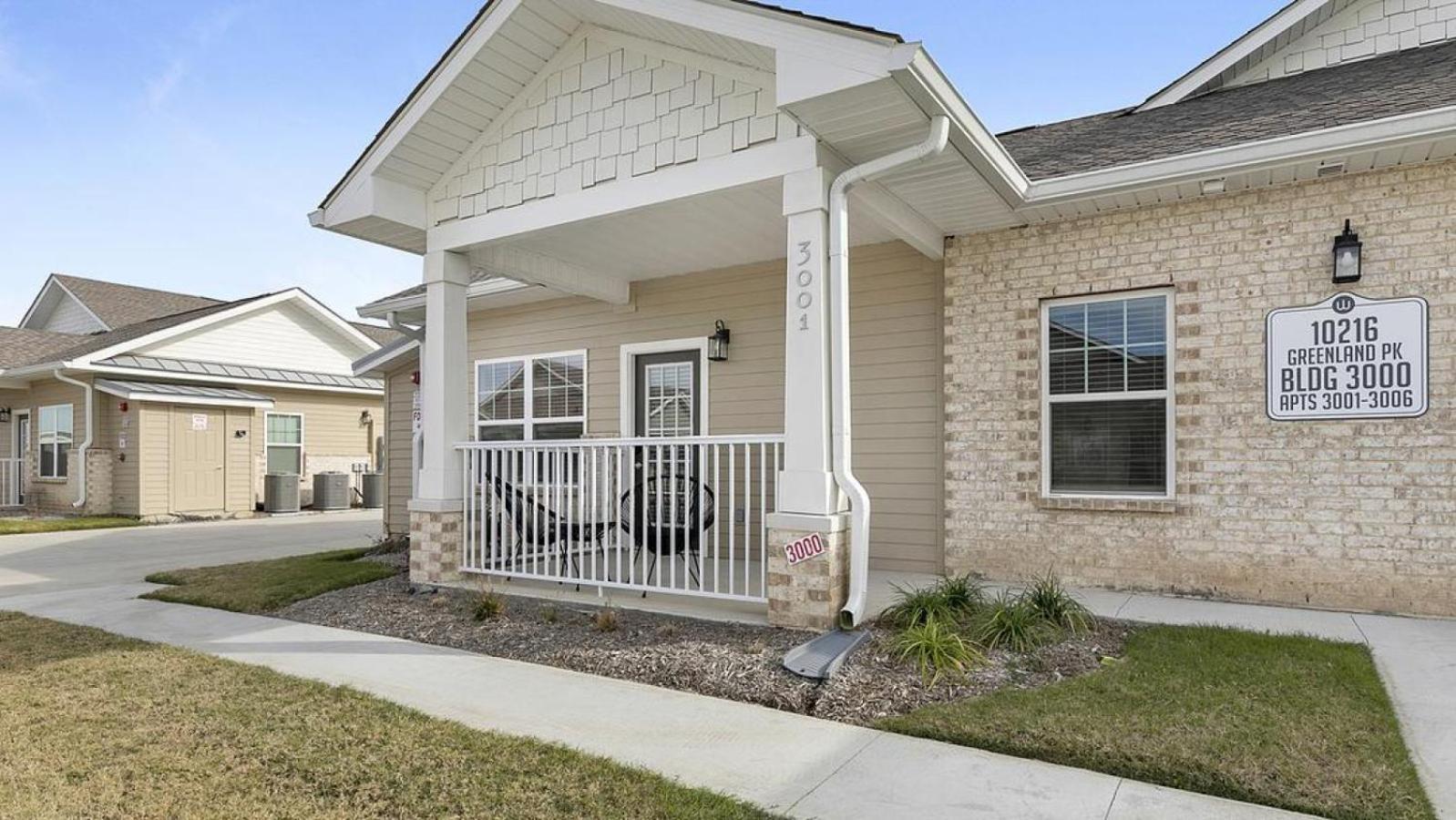 Apartment Landing Modern With Amazing Amenities *