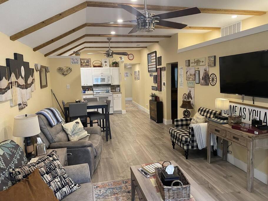 Stockyards Cowtown Outpost-less Than 4 Minutes To Stockyards-sleeps 8 Holiday home *