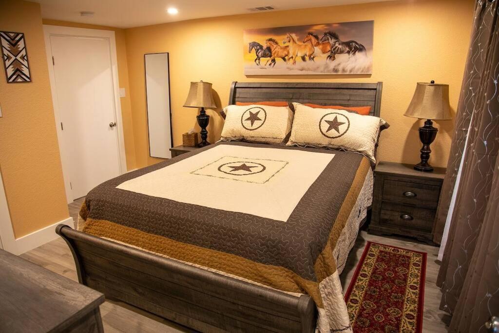 Holiday home Stockyards Cowtown Outpost-less Than 4 Minutes To Stockyards-sleeps 8