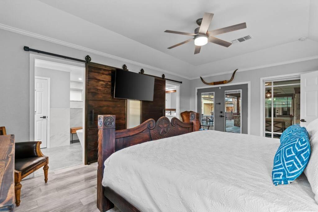 Cowtown Casa: A Place To Hang Your Fort Worth