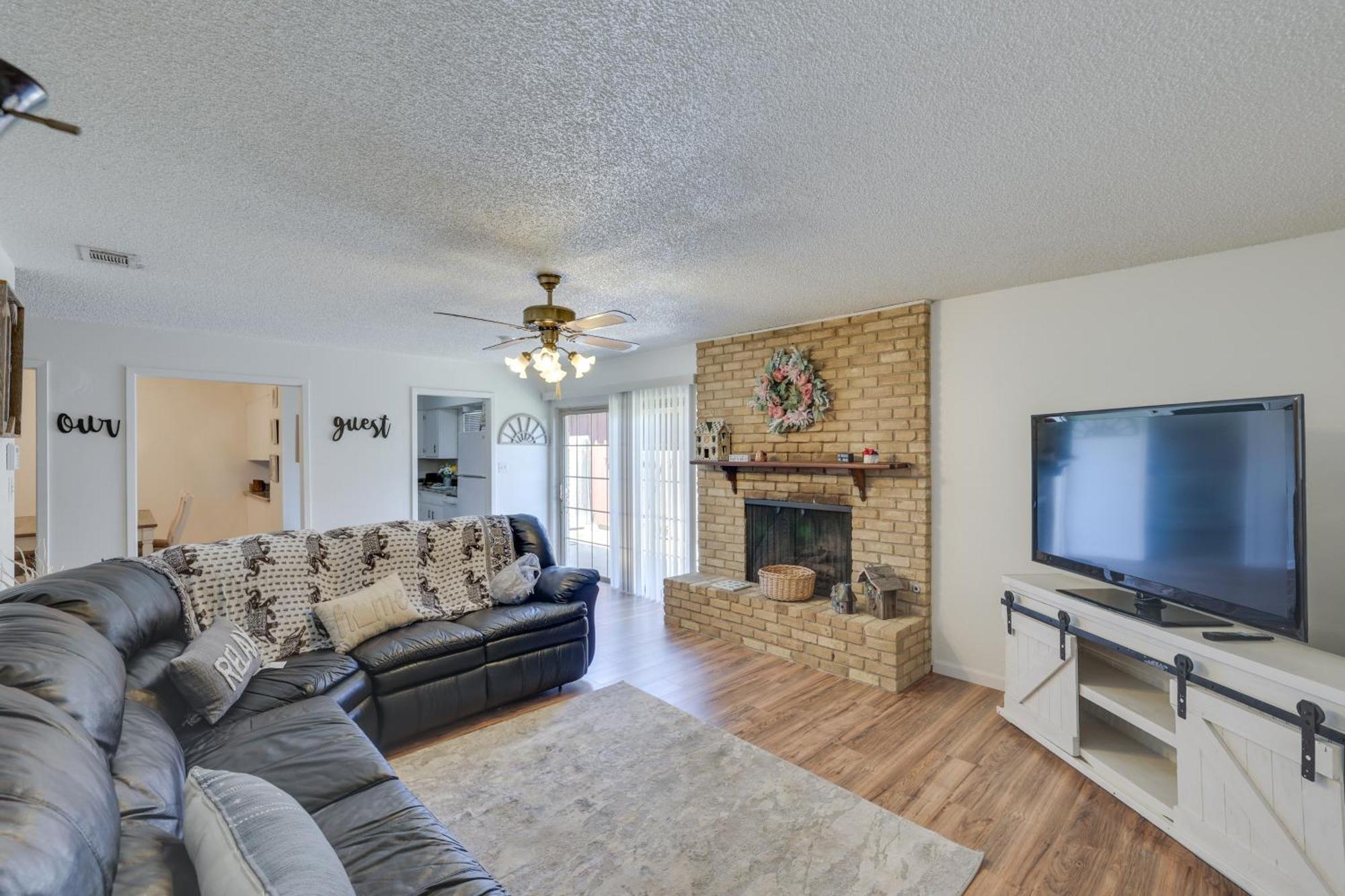 Charming Worth Retreat About 12 Mi To Downtown!