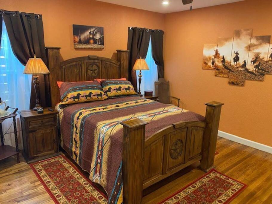 Stockyards!-1 Block Away ! Cowboy Sleeps 9 Holiday home Fort Worth