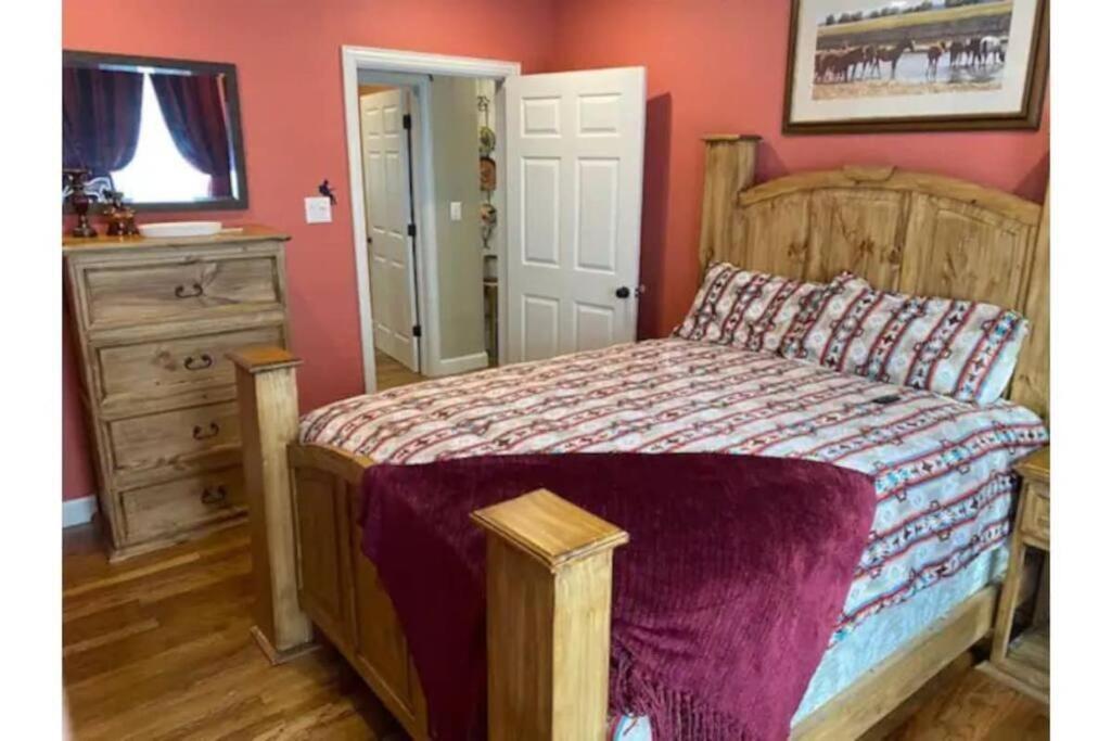 Stockyards!-1 Block Away ! Cowboy Sleeps 9 Holiday home Fort Worth