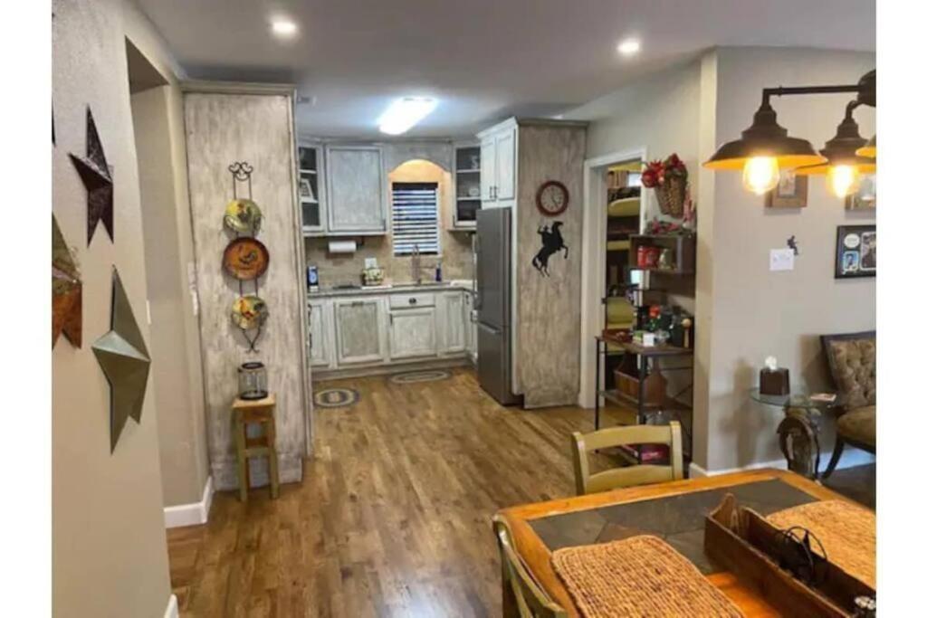 Holiday home Stockyards!-1 Block Away ! Cowboy Sleeps 9