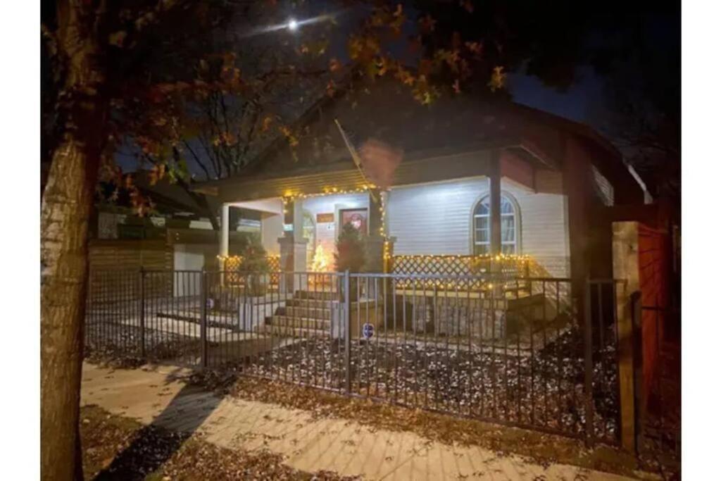 Stockyards!-1 Block Away ! Cowboy Sleeps 9 Holiday home