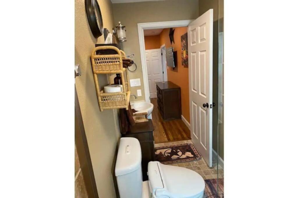 Holiday home Stockyards!-1 Block Away ! Cowboy Sleeps 9 *