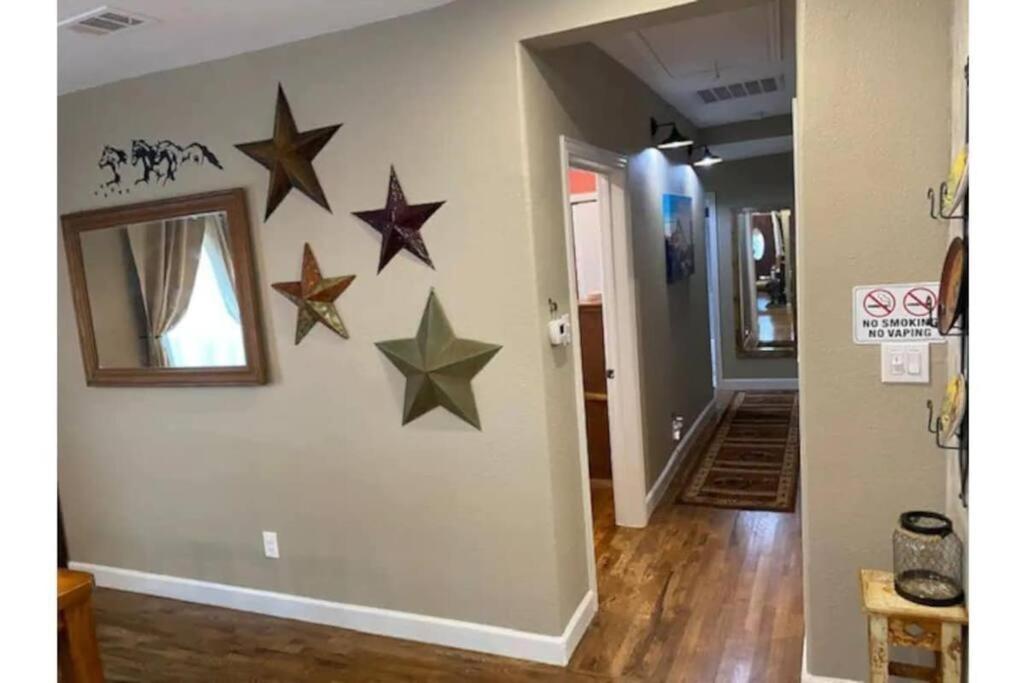Holiday home Stockyards!-1 Block Away ! Cowboy Sleeps 9