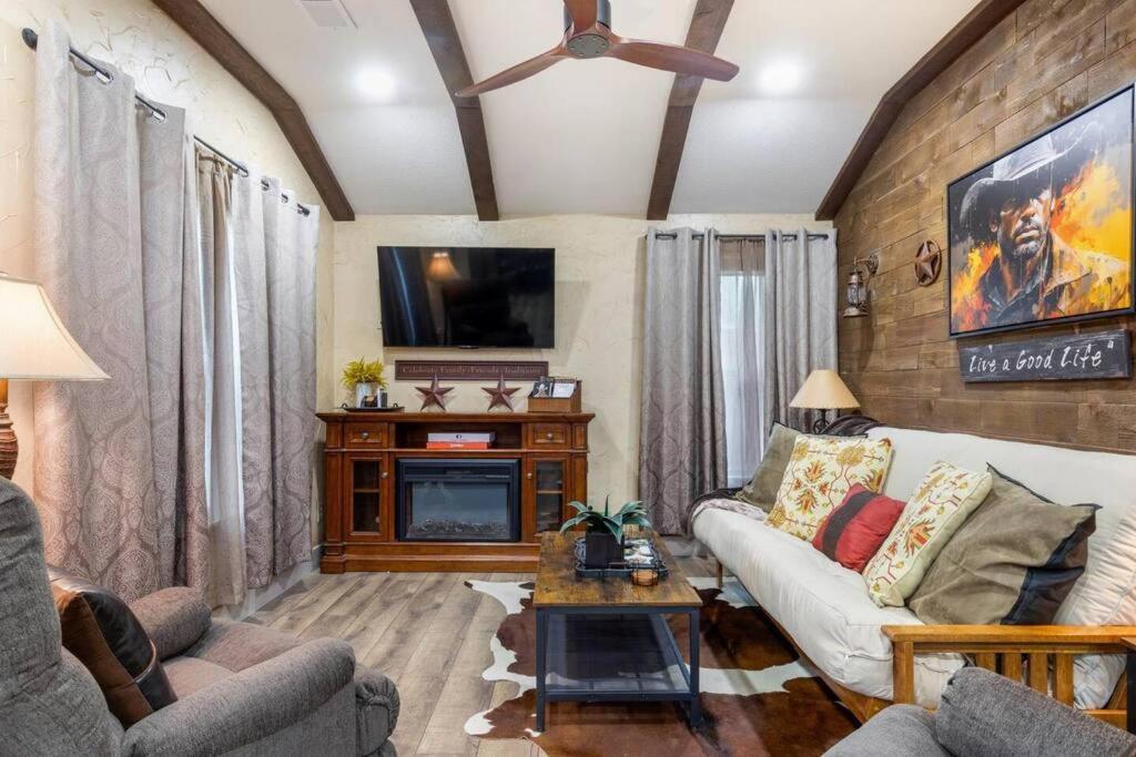 Holiday home Stockyards 5 Mins!-new!-sleeps 8. Cowboy