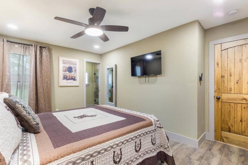 Stockyards 5 Mins!-new!-sleeps 8. Cowboy Holiday home Fort Worth