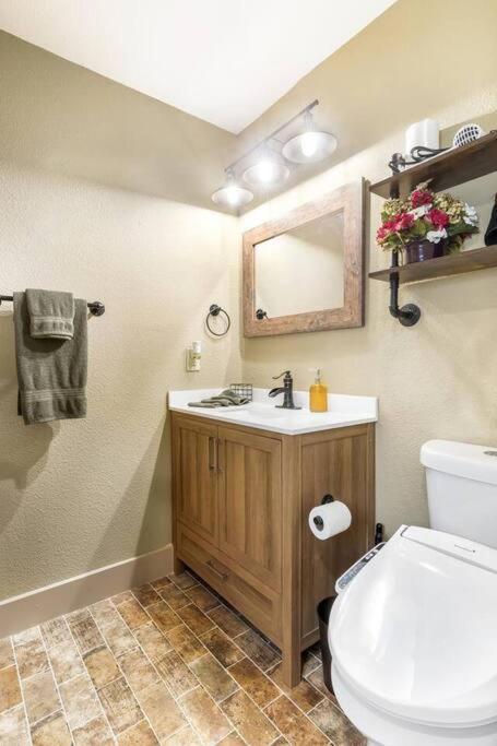 Stockyards 5 Mins!-new!-sleeps 8. Cowboy