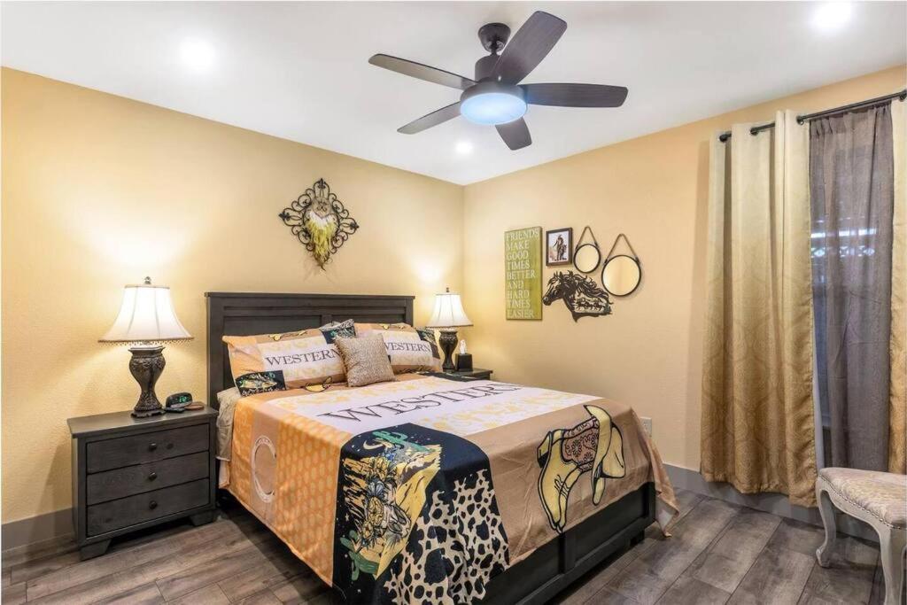 Stockyards 5 Mins!-new!-sleeps 8. Cowboy Holiday home Fort Worth