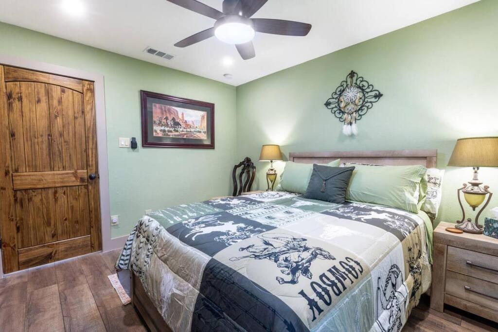 Stockyards 5 Mins!-new!-sleeps 8. Cowboy Holiday home