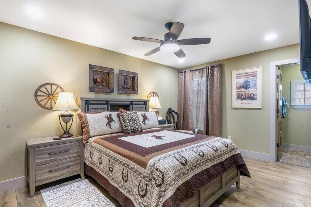 Stockyards 5 Mins!-new!-sleeps 8. Cowboy *