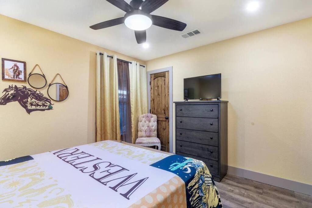 Stockyards 5 Mins!-new!-sleeps 8. Cowboy Fort Worth